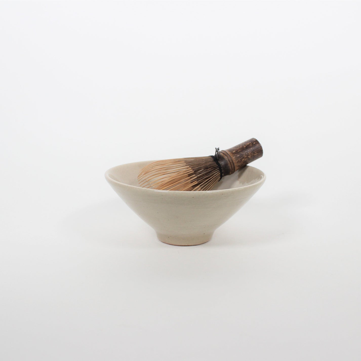 Japanese Shigaraki Ceramic Glossy Beige Brush Work Tea Bowl