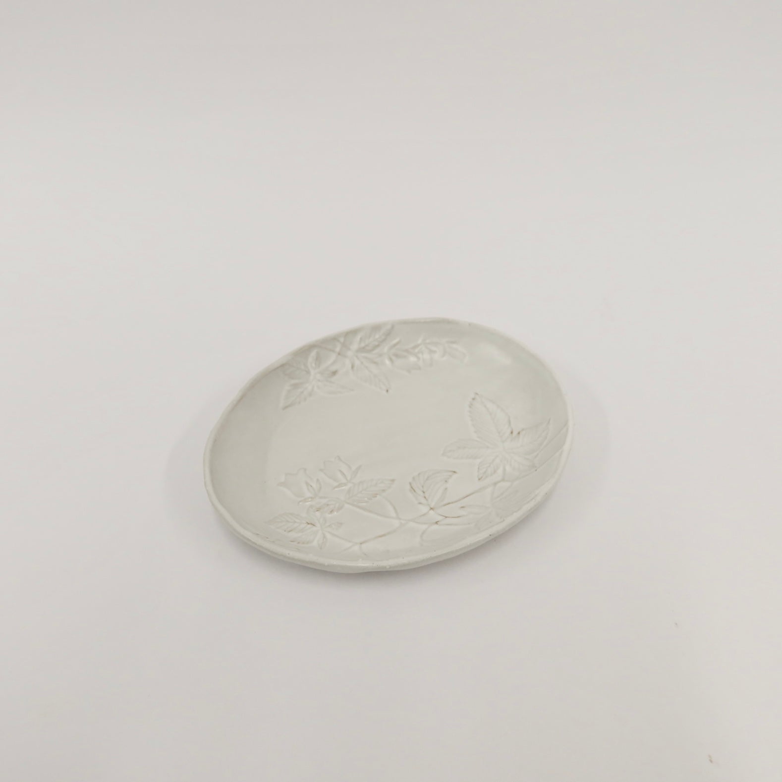 Korean Entwined Grass and Bellflower Ceramic Round Plate