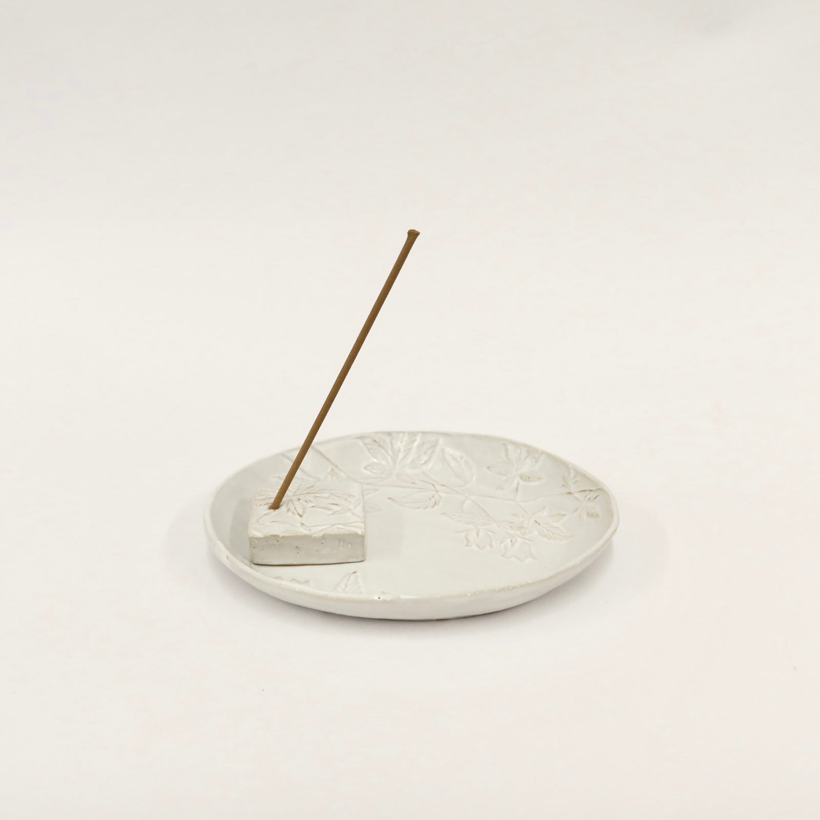 Korean Entwined Grass and Bellflower Ceramic Round Plate