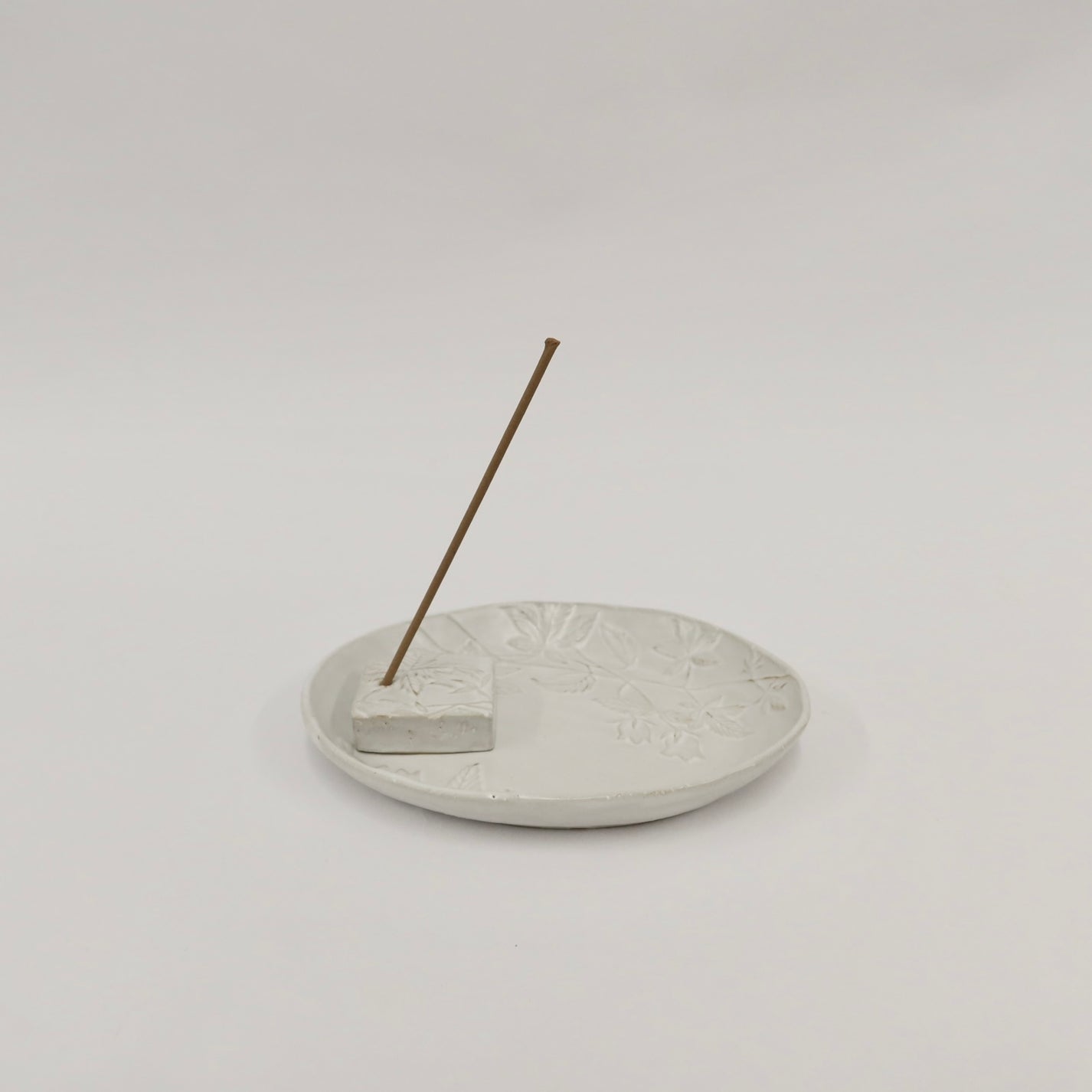 Korean Entwined Grass and Bellflower Ceramic Round Plate