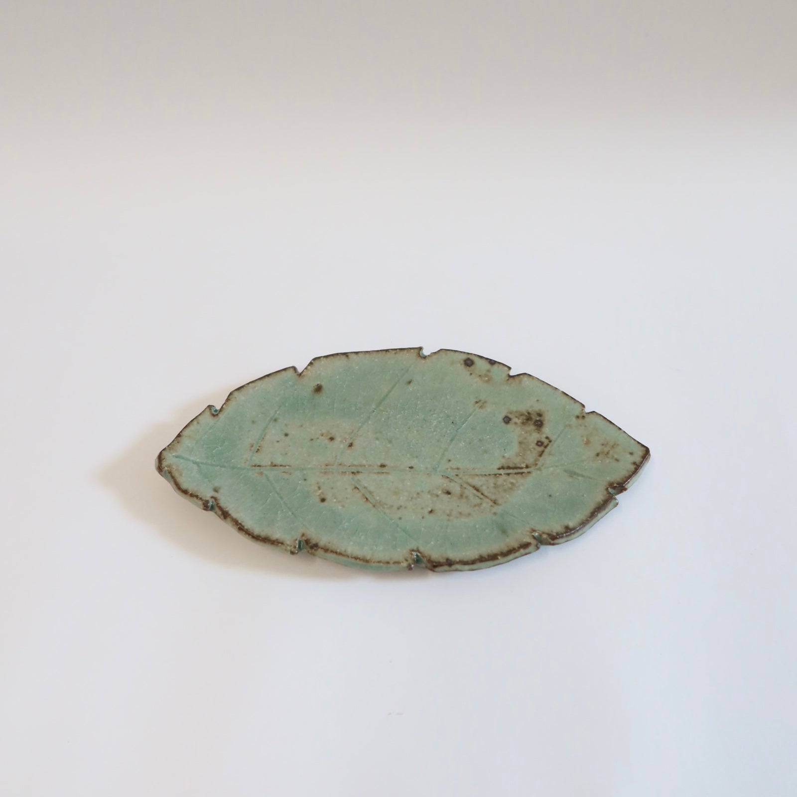 Japanese Ash-Glaze Leaf Plate with Three Feet