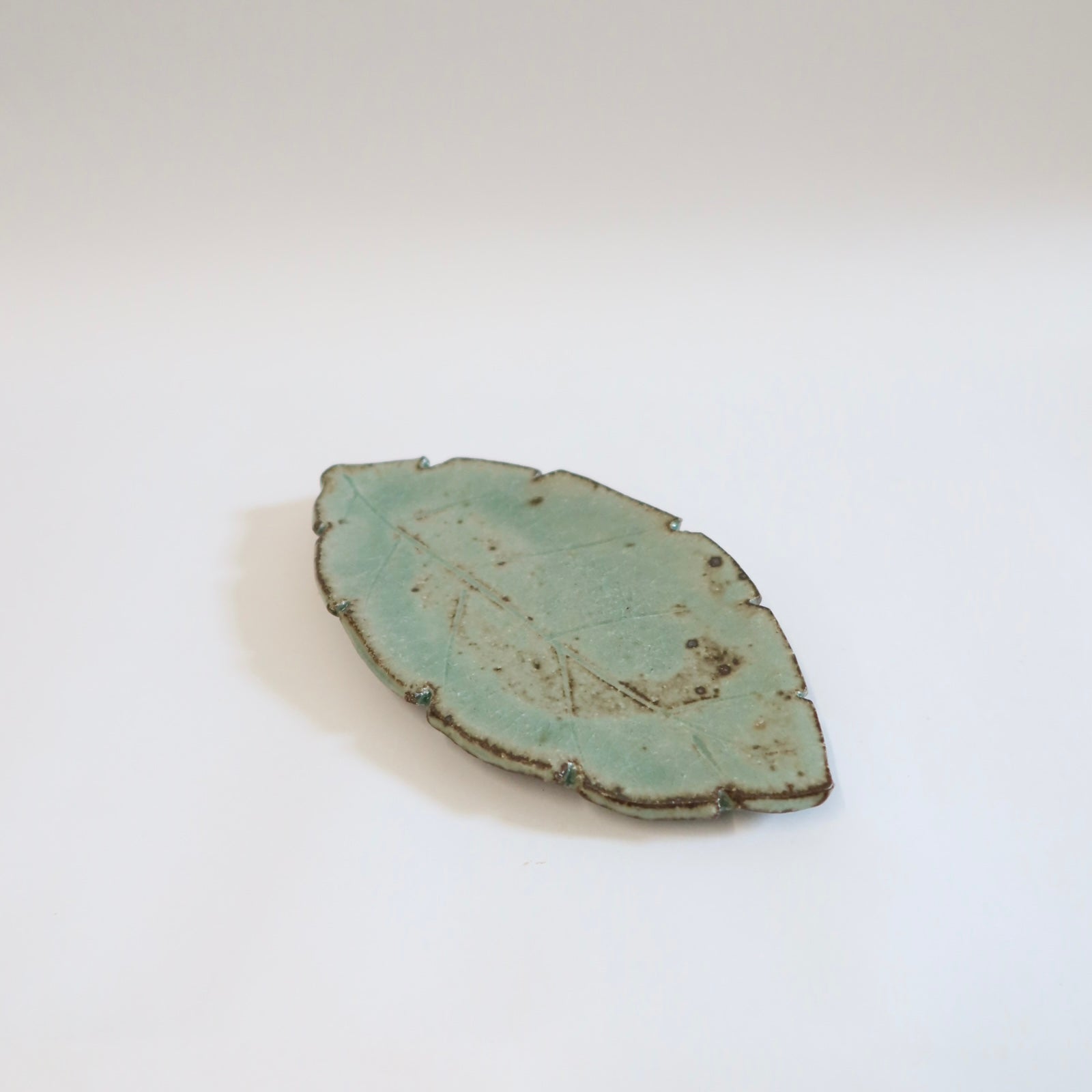 Japanese Ash-Glaze Leaf Plate with Three Feet