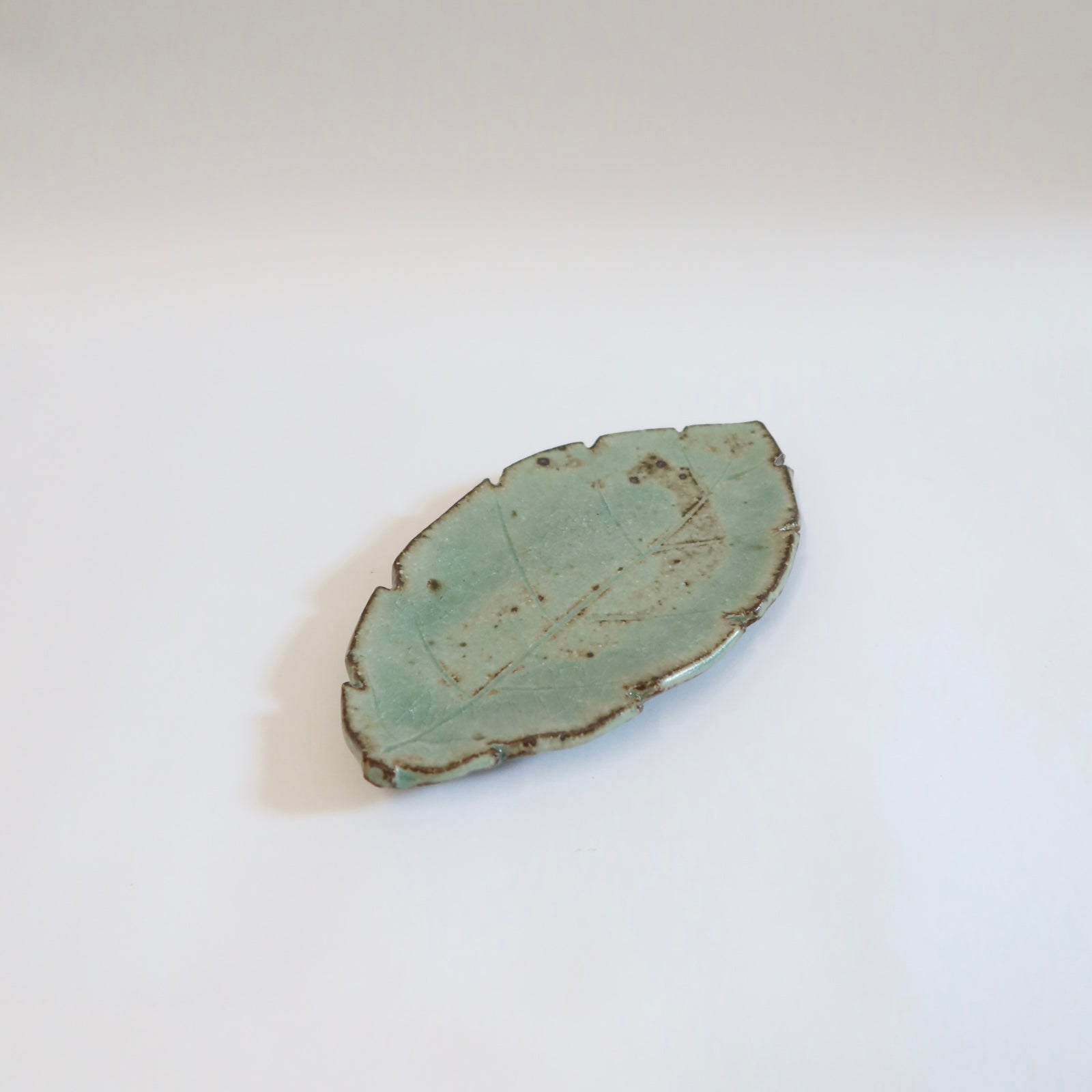 Japanese Ash-Glaze Leaf Plate with Three Feet
