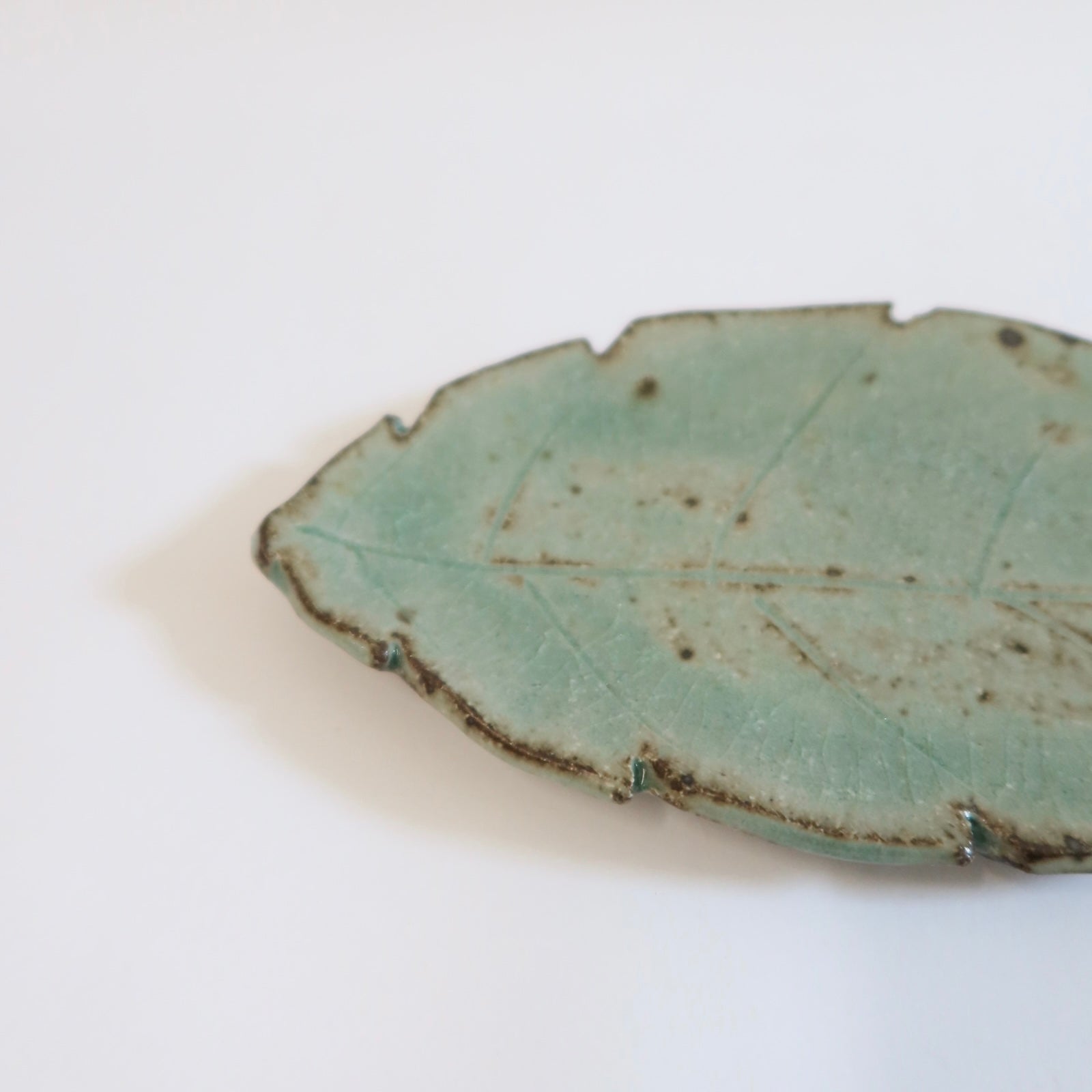 Japanese Ash-Glaze Leaf Plate with Three Feet