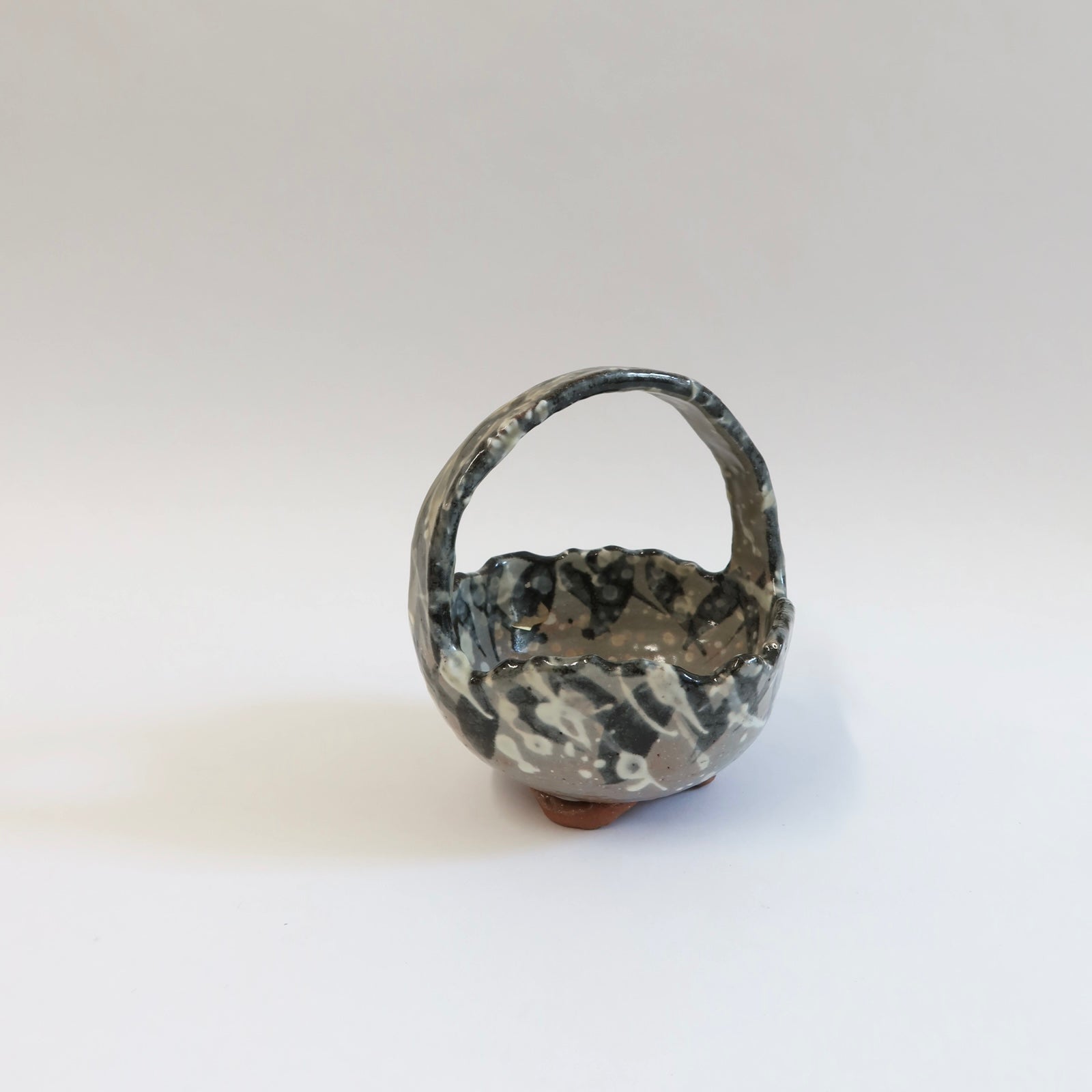 Japaneses Yukizasa Tetsuki-bachi Handled Ceramic Bowl