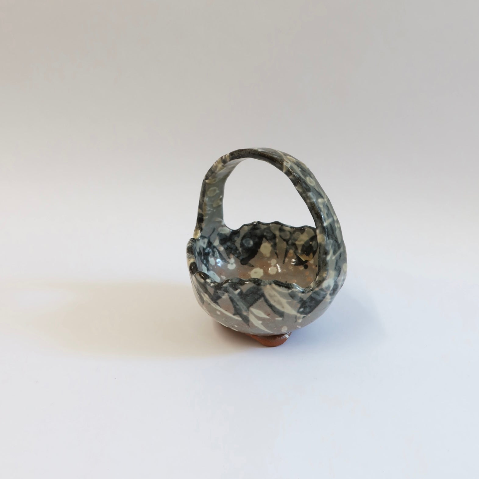 Japaneses Yukizasa Tetsuki-bachi Handled Ceramic Bowl
