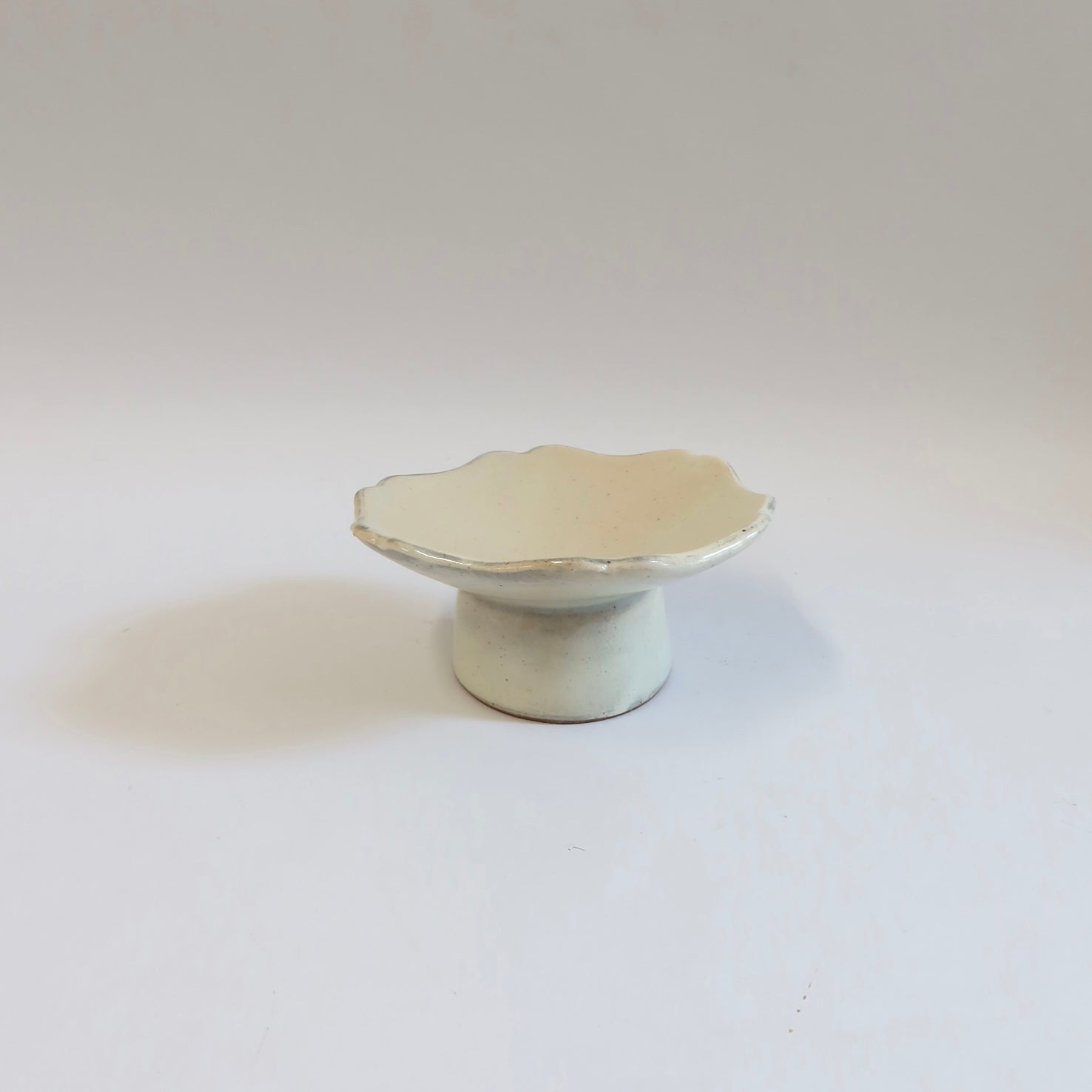 Korean&amp;nbsp;Buncheong Scalloped High-footed Plate