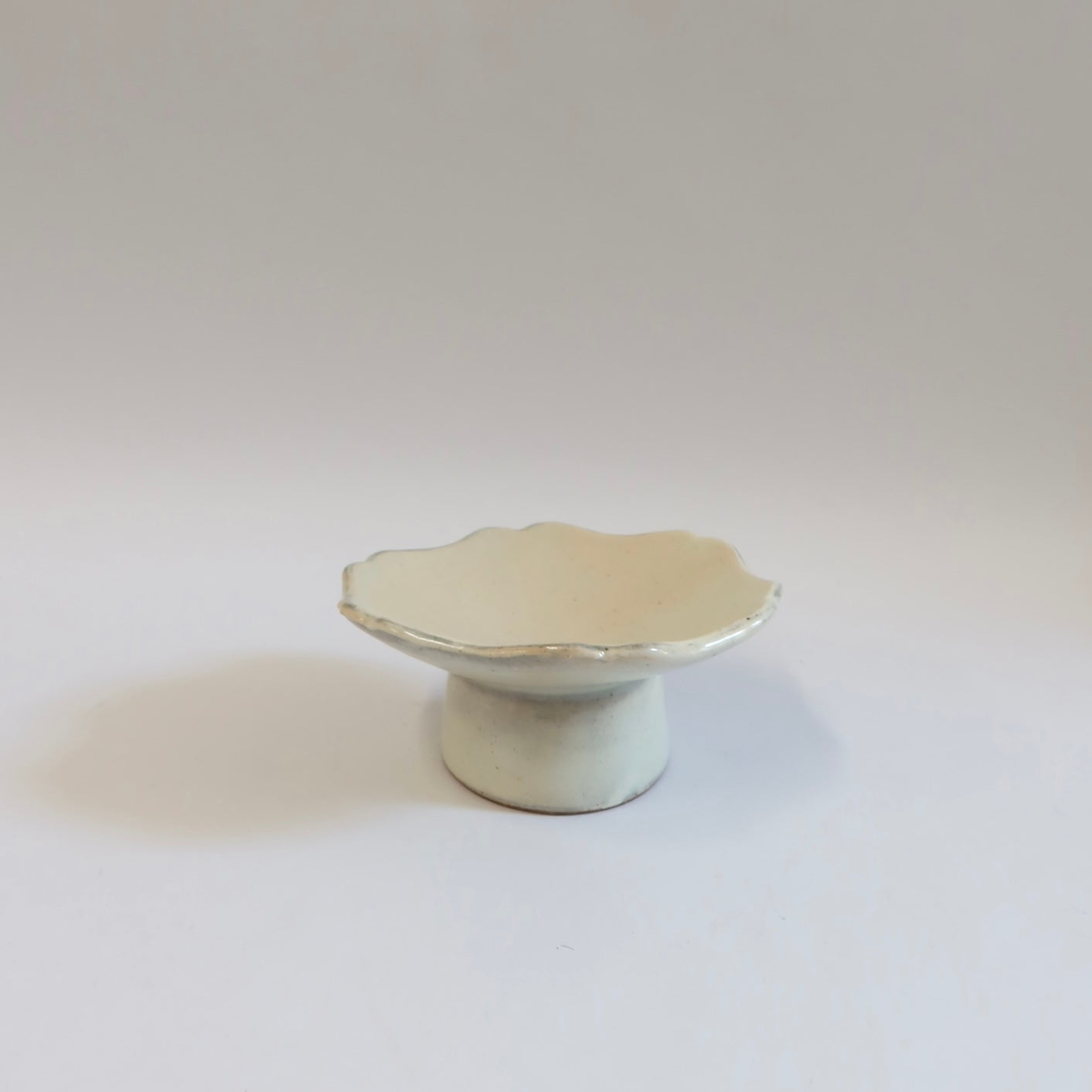 Korean&amp;nbsp;Buncheong Scalloped High-footed Plate
