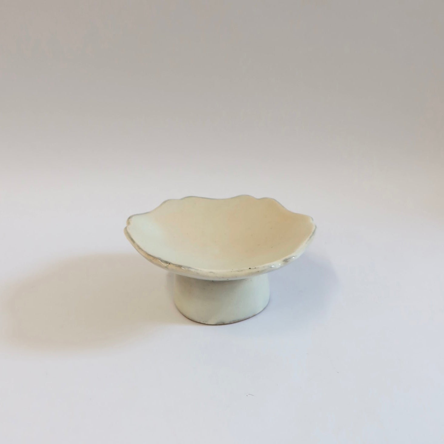 Korean&amp;nbsp;Buncheong Scalloped High-footed Plate