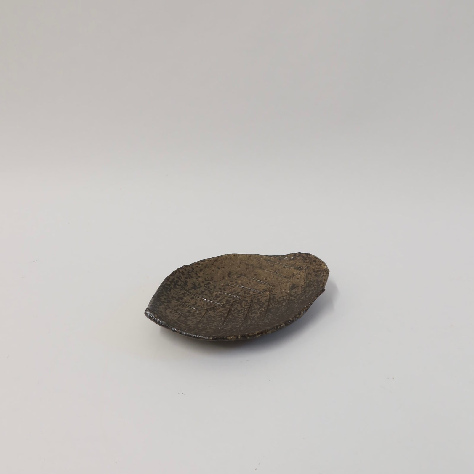 Japanese Shigaraki Konoha-zara (木の葉皿) Leaf Plate, Earthy Brown