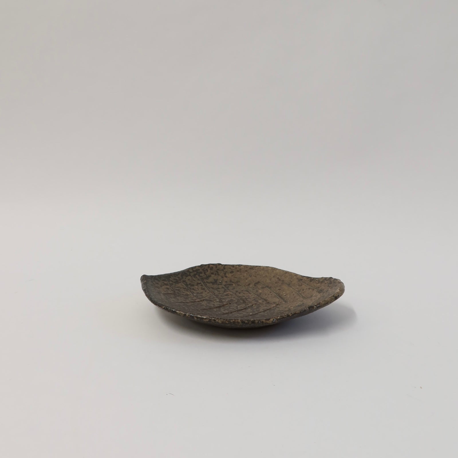 Japanese Shigaraki Konoha-zara (木の葉皿) Leaf Plate, Earthy Brown