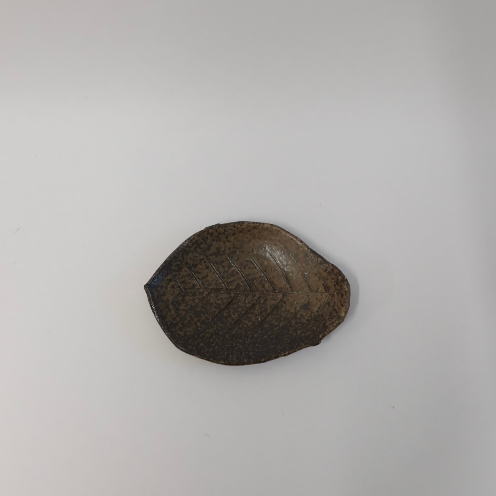 Japanese Shigaraki Konoha-zara (木の葉皿) Leaf Plate, Earthy Brown