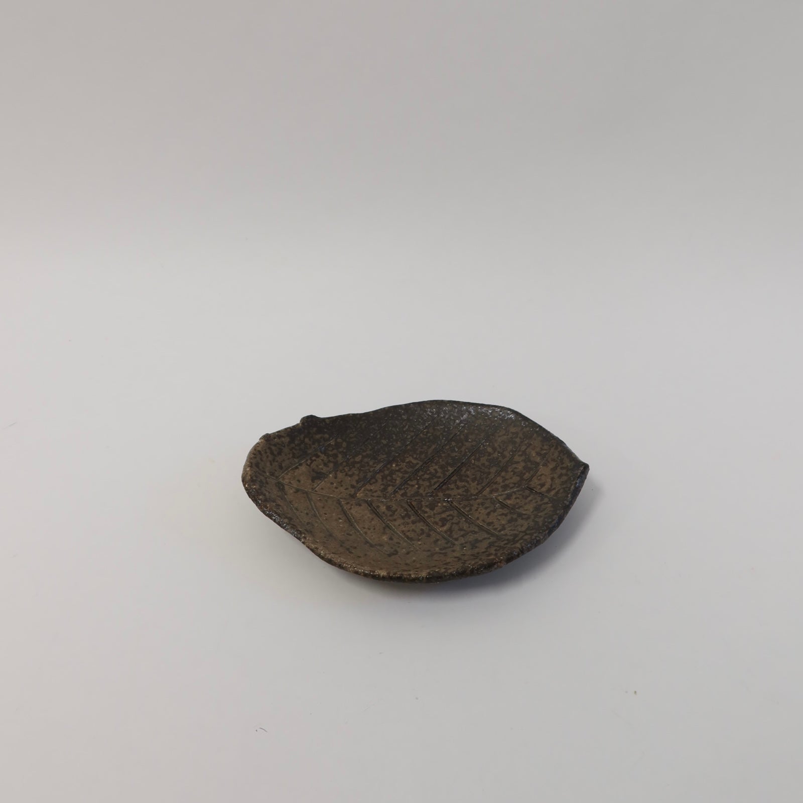Japanese Shigaraki Konoha-zara (木の葉皿) Leaf Plate, Earthy Brown
