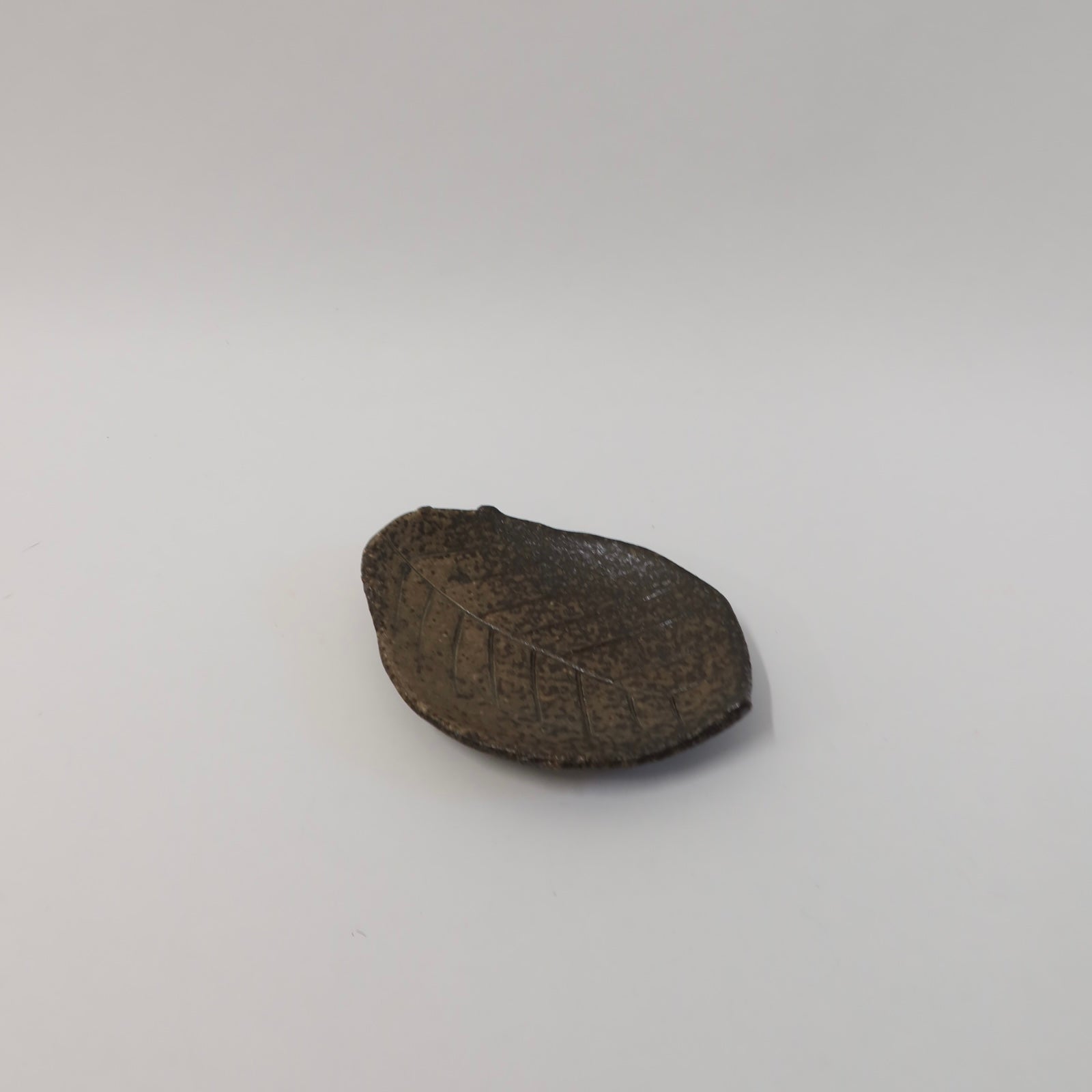 Japanese Shigaraki Konoha-zara (木の葉皿) Leaf Plate, Earthy Brown