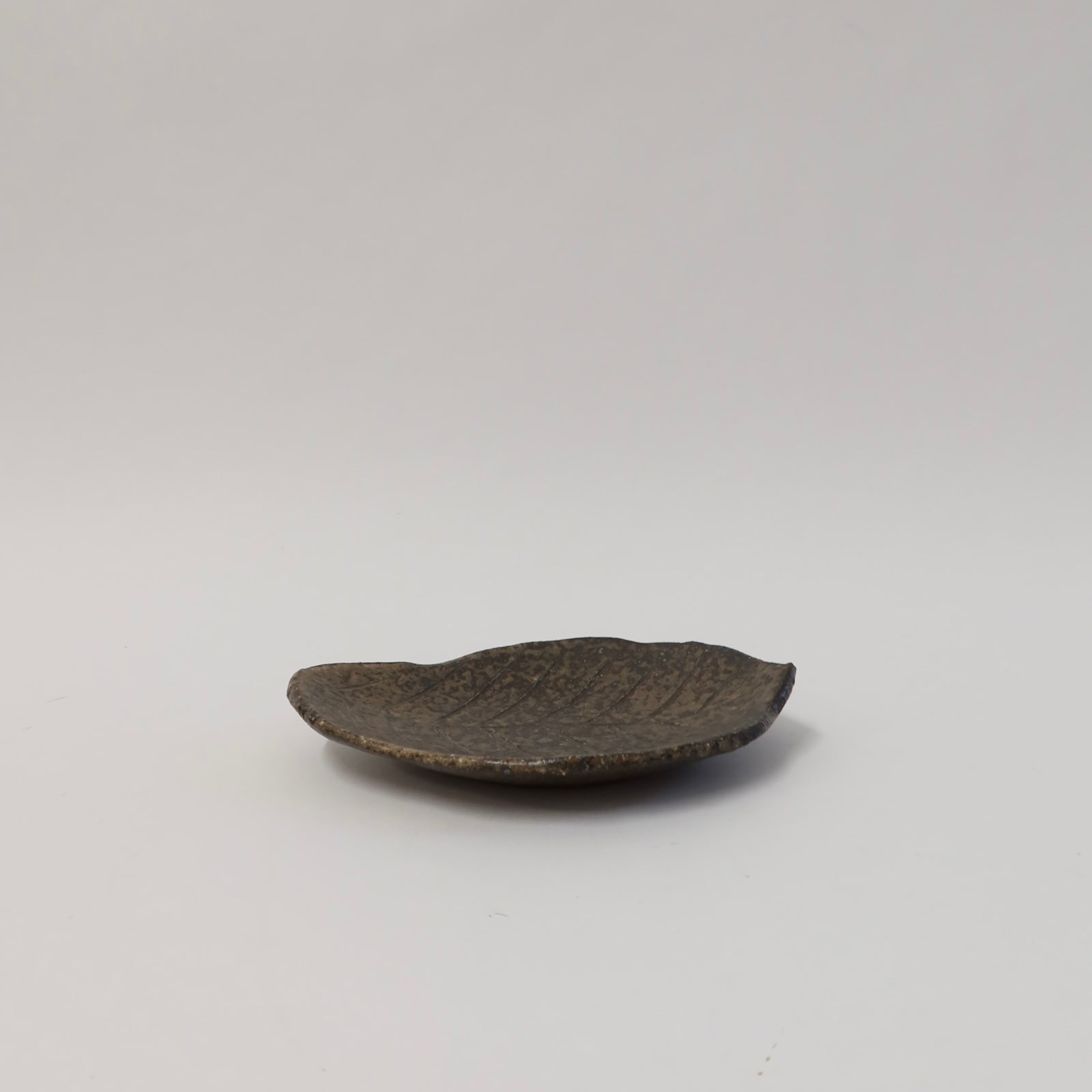 Japanese Shigaraki Konoha-zara (木の葉皿) Leaf Plate, Earthy Brown