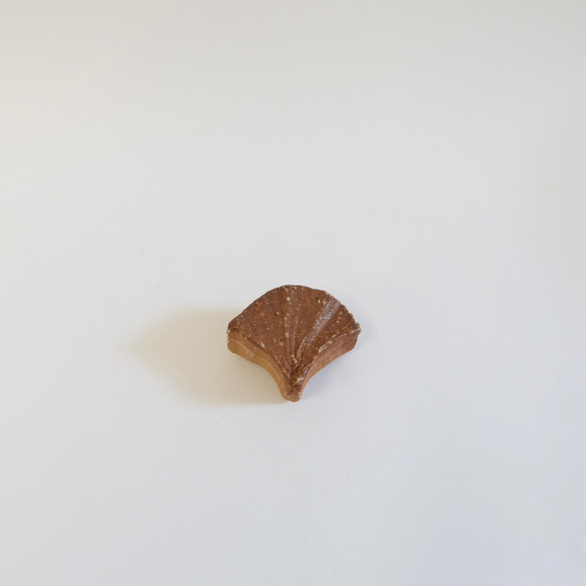 Japanese Wood-fired Shigaraki Natural-Ash-Glazed Kōgō/Incense Case, Gingko Leaf Motif