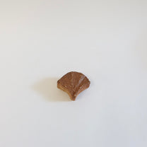 Japanese Wood-fired Shigaraki Natural-Ash-Glazed Kōgō/Incense Case, Gingko Leaf Motif