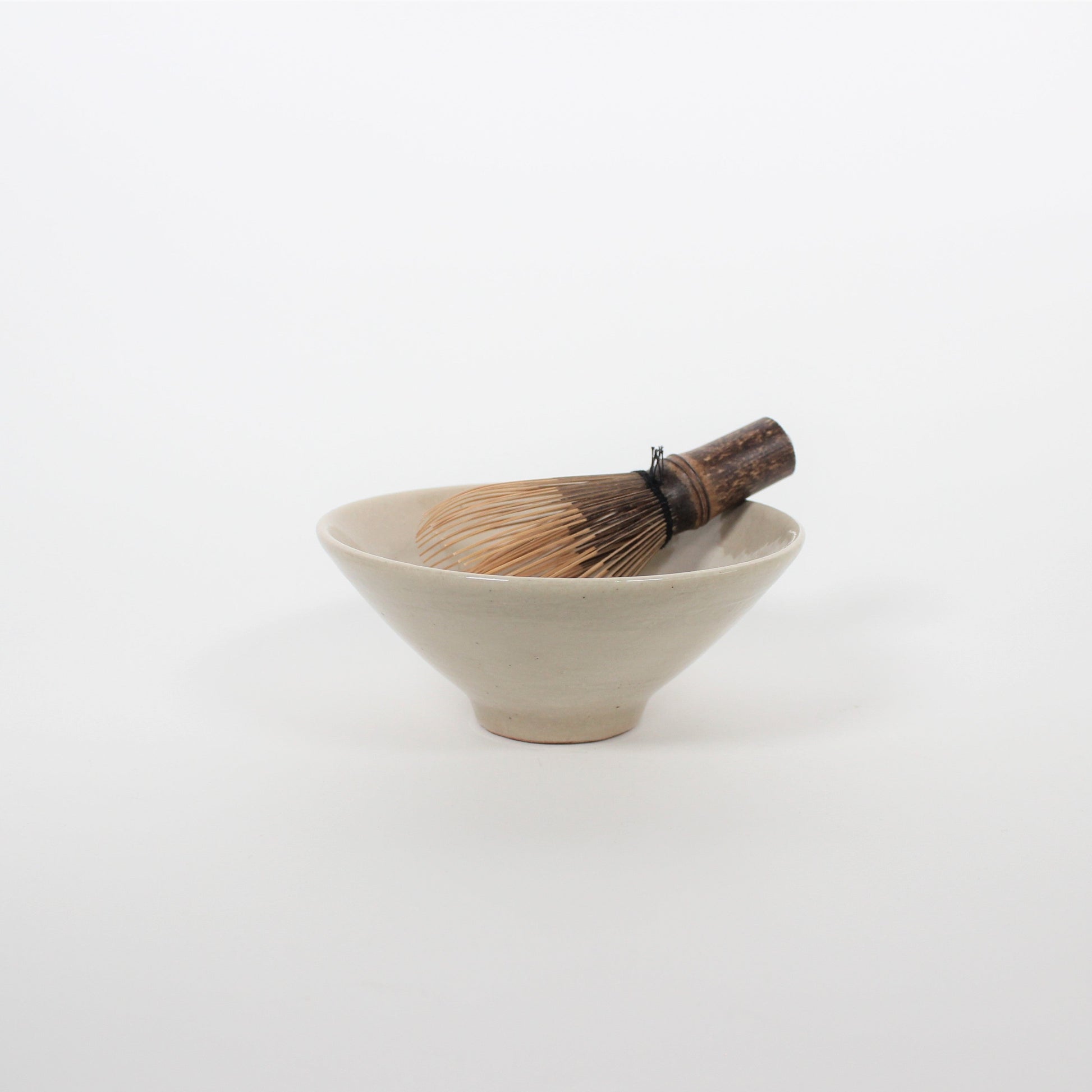 Japanese Shigaraki Ceramic Glossy Beige Brush Work Tea Bowl