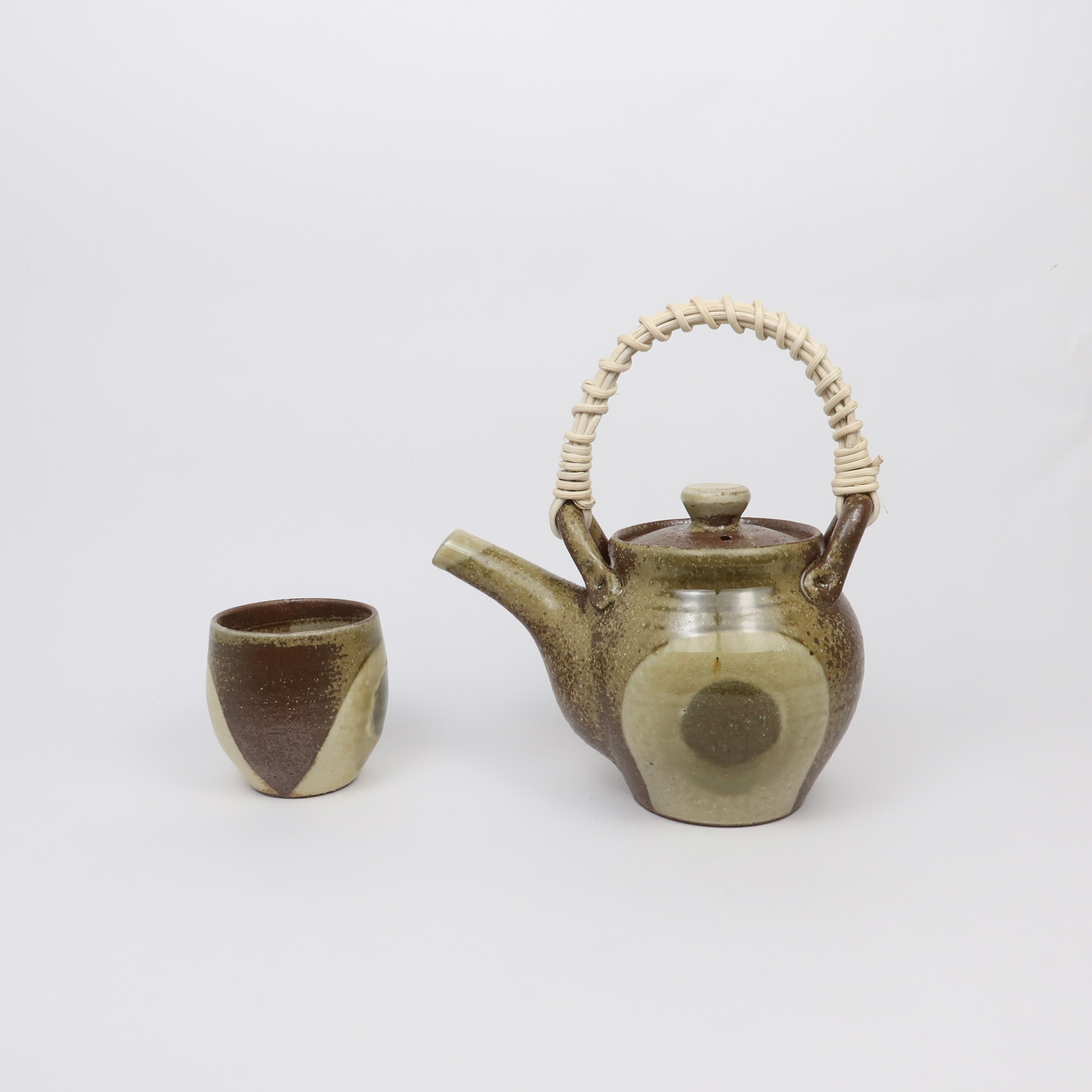 信楽焼 土瓶 Earthenware teapot 井村侊生 P17 Back in stock) Japanese Shigaraki Dobin 土瓶 Tea Pot with Rattan