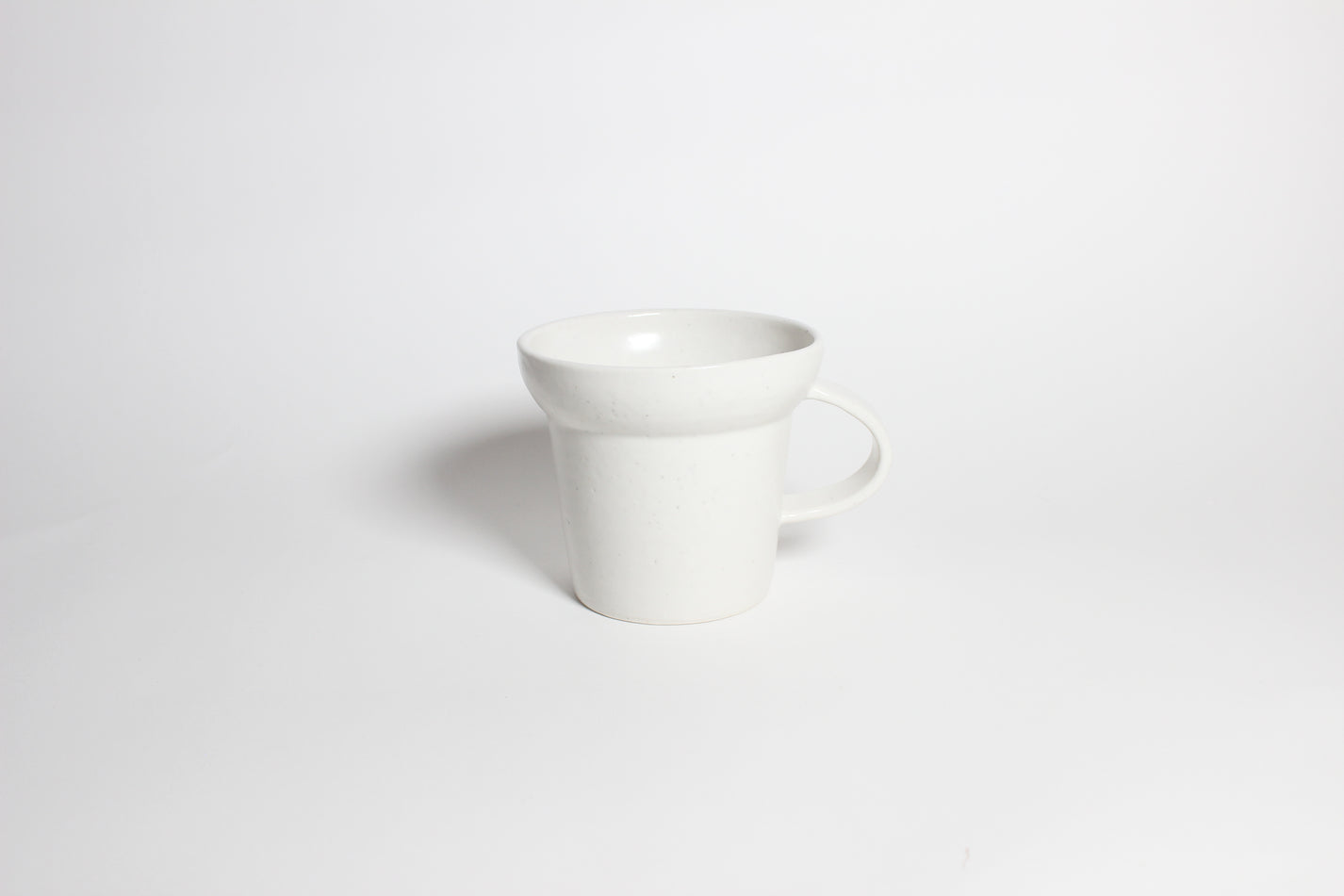 (KR) Ceramic fluted mug 02 in soft cream