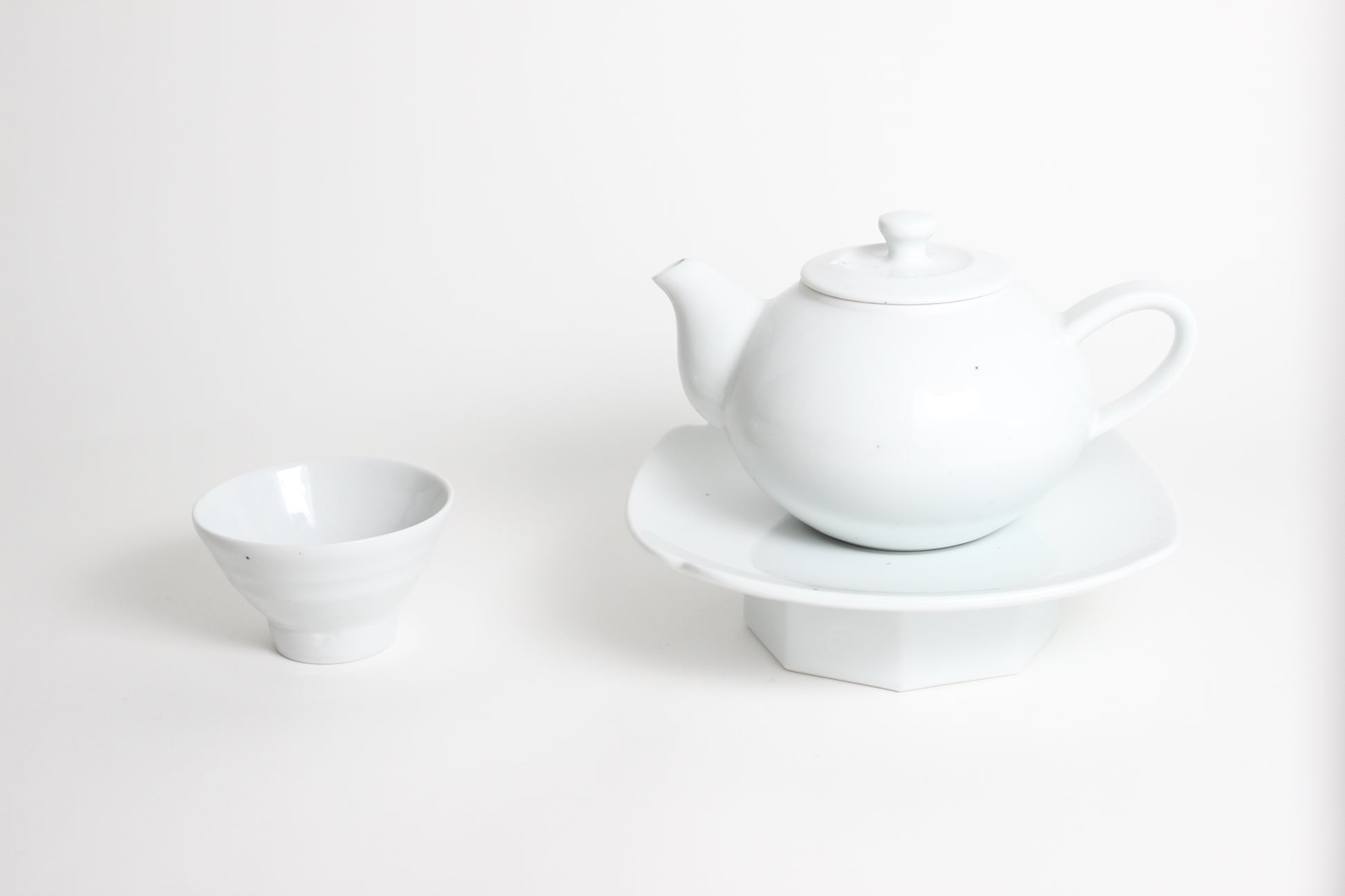 Korean Baekja Porcelain Tea Pot &amp; High Stand Tray